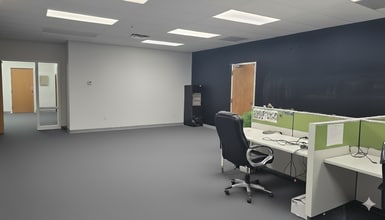 8877 S 137th Cir, Omaha, NE for lease Interior Photo- Image 2 of 7