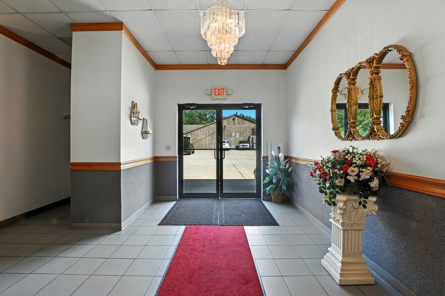 Rosewood Place, Rosebud Party Center portfolio of 3 properties for sale on LoopNet.ca - Interior Photo - Image 3 of 27