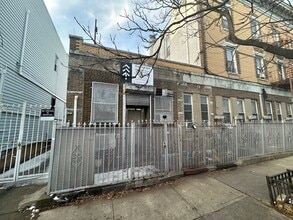 590 Onderdonk Ave, Ridgewood, NY à louer Photo intérieure- Image 1 de 11