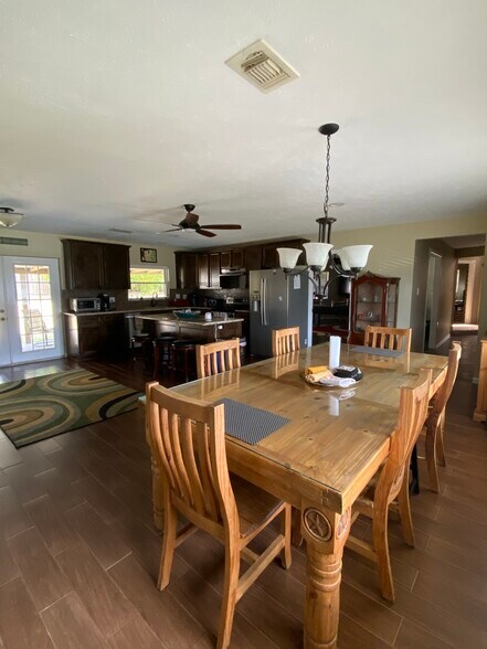 561 Lakeway Dr, Montgomery, TX à vendre - Photo du bâtiment - Image 3 de 21