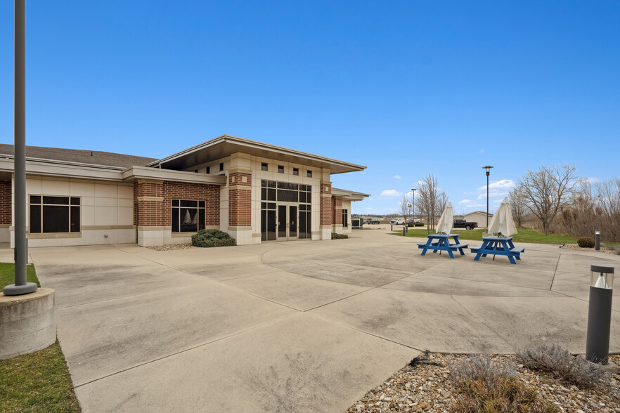 2515 Cyclone Dr, Waterloo, IA for sale - Building Photo - Image 1 of 1