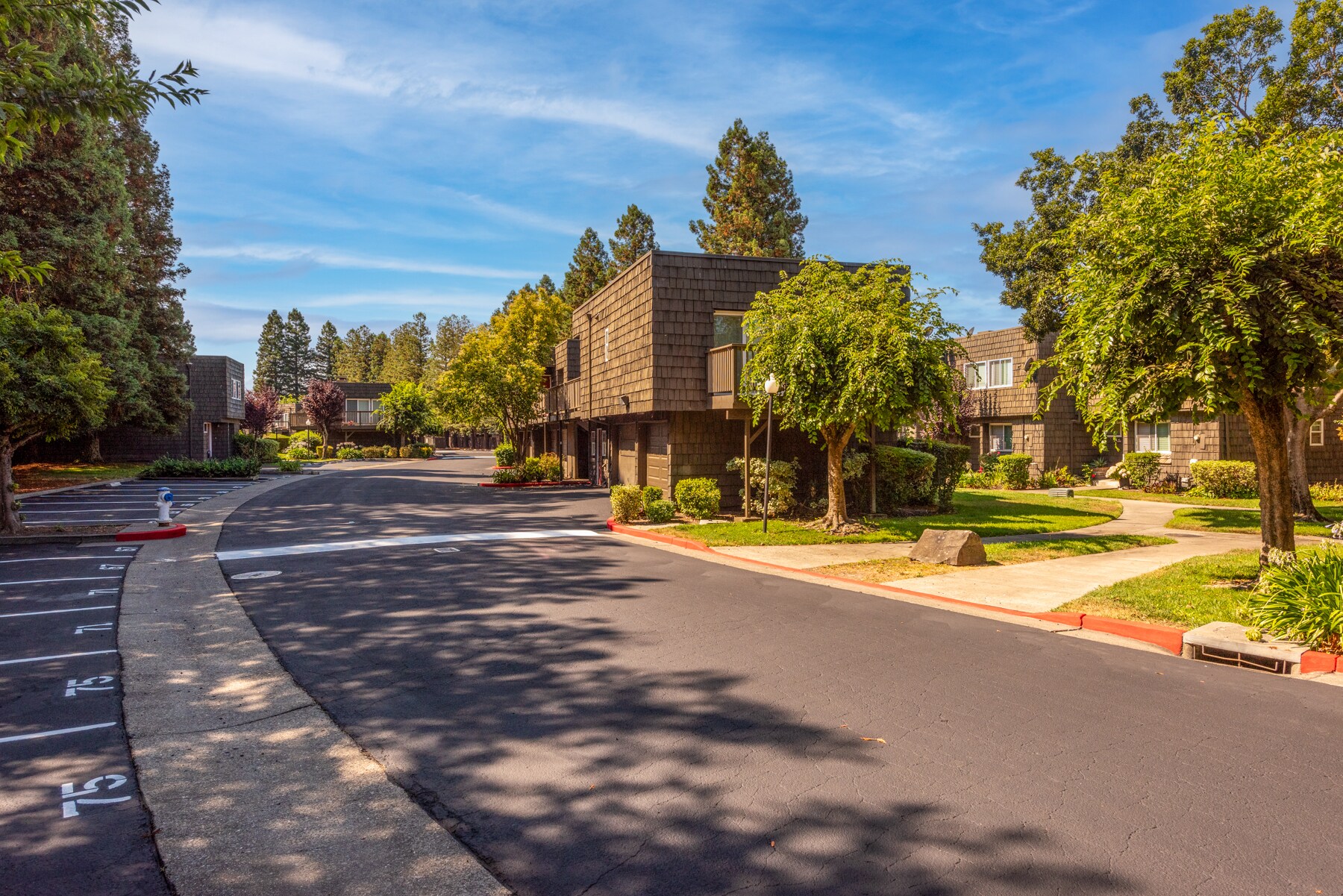 725 W College Ave, Santa Rosa, CA à vendre Photo du bâtiment- Image 1 de 1