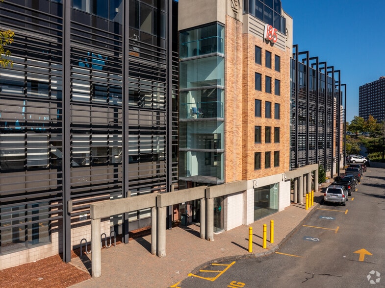 185 Alewife Brook Pky, Cambridge, MA à louer - Photo du bâtiment - Image 3 de 23