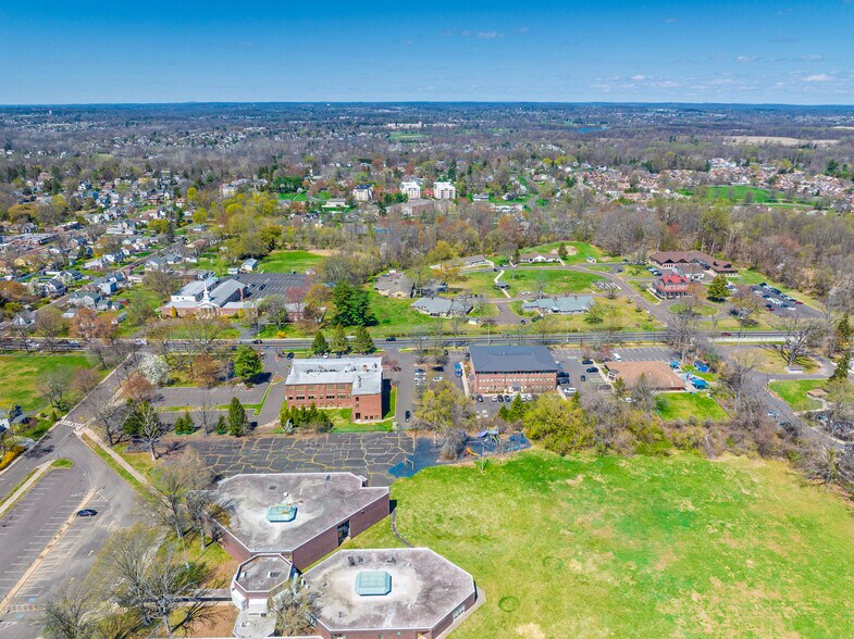 370 E Maple Ave, Langhorne, PA à louer - Photo du bâtiment - Image 2 de 8