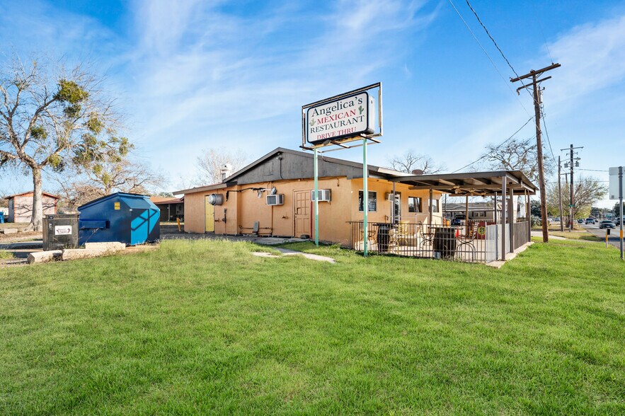 1710 Second St, Pleasanton, TX à vendre - Photo du bâtiment - Image 2 de 42