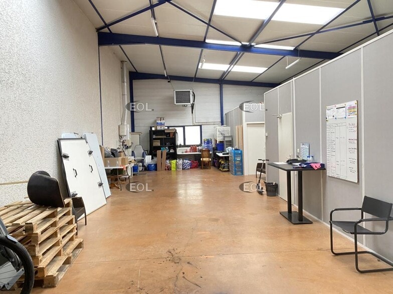Flex in Saint Genis Laval for lease - Interior Photo - Image 3 of 7