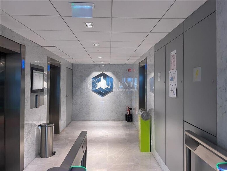 Office in Courbevoie for lease - Lobby - Image 2 of 12