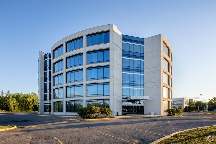 2250 Boul Alfred-Nobel, Montréal, QC à louer - Photo du bâtiment - Image 2 de 35