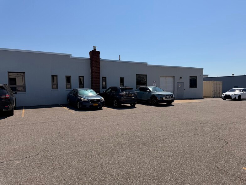 2 Commercial St, Hicksville, NY à louer - Photo du bâtiment - Image 2 de 7