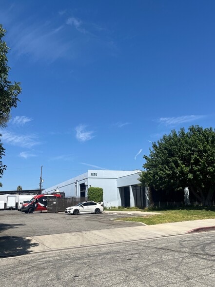 9175 Eton Ave, Chatsworth, CA à louer - Photo du bâtiment - Image 3 de 8