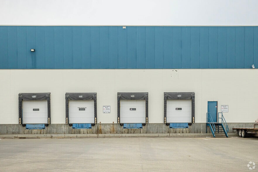 17402-17420 116 Ave NW, Edmonton, AB for lease - Building Photo - Image 2 of 4