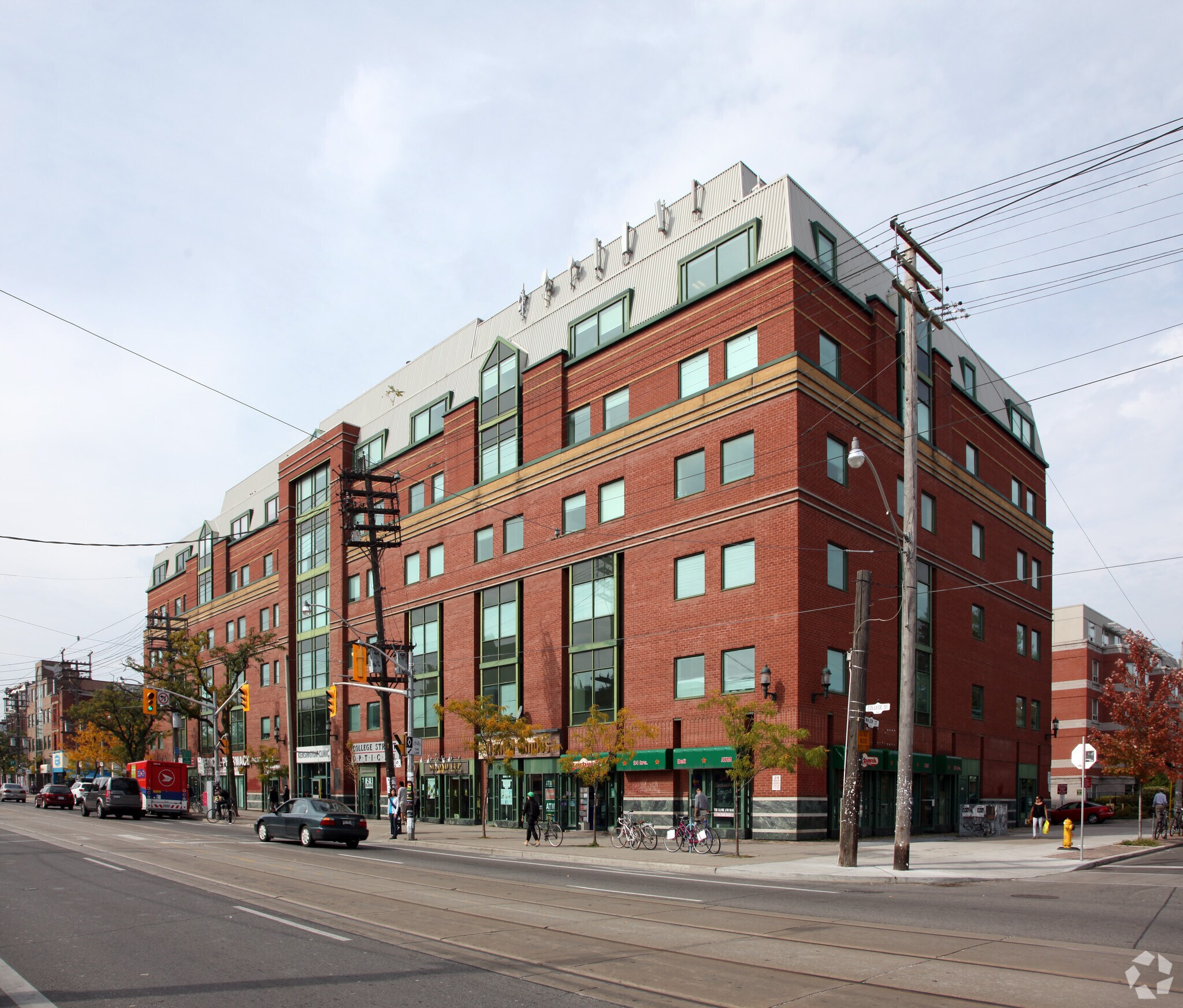 340 College St, Toronto, ON à louer Photo du bâtiment- Image 1 de 5