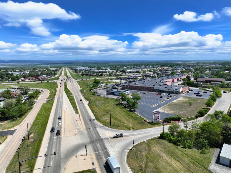 1017 W Lane Rd, Machesney Park, IL for lease - Building Photo - Image 3 of 5