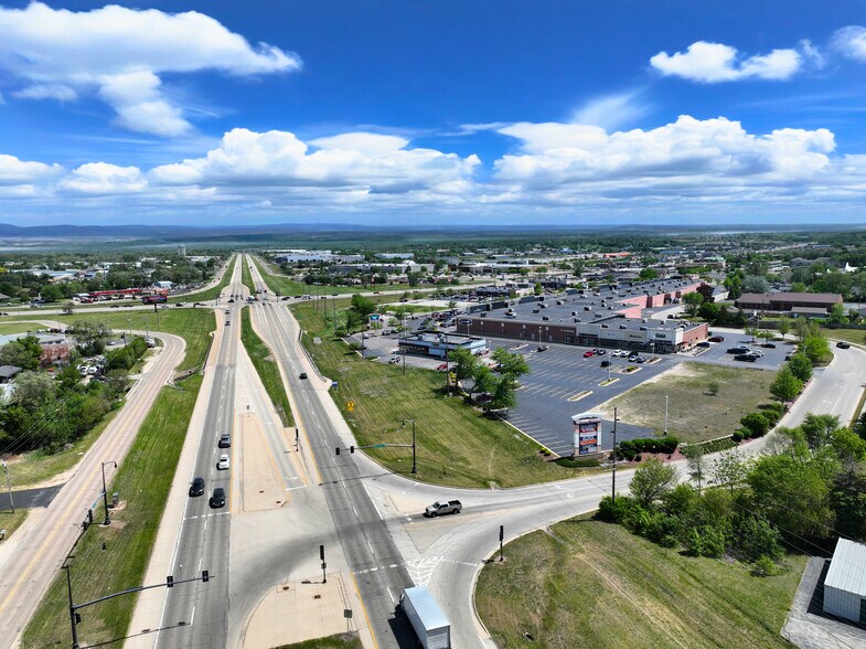 1017 W Lane Rd, Machesney Park, IL à louer - Photo du bâtiment - Image 3 de 5