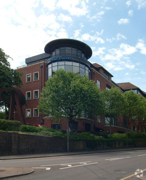 Castlefield Rd, Reigate à louer - Photo du bâtiment - Image 2 de 2