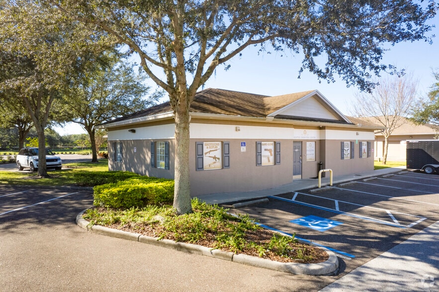 1073 E Brandon Blvd, Brandon, FL for lease - Building Photo - Image 1 of 7