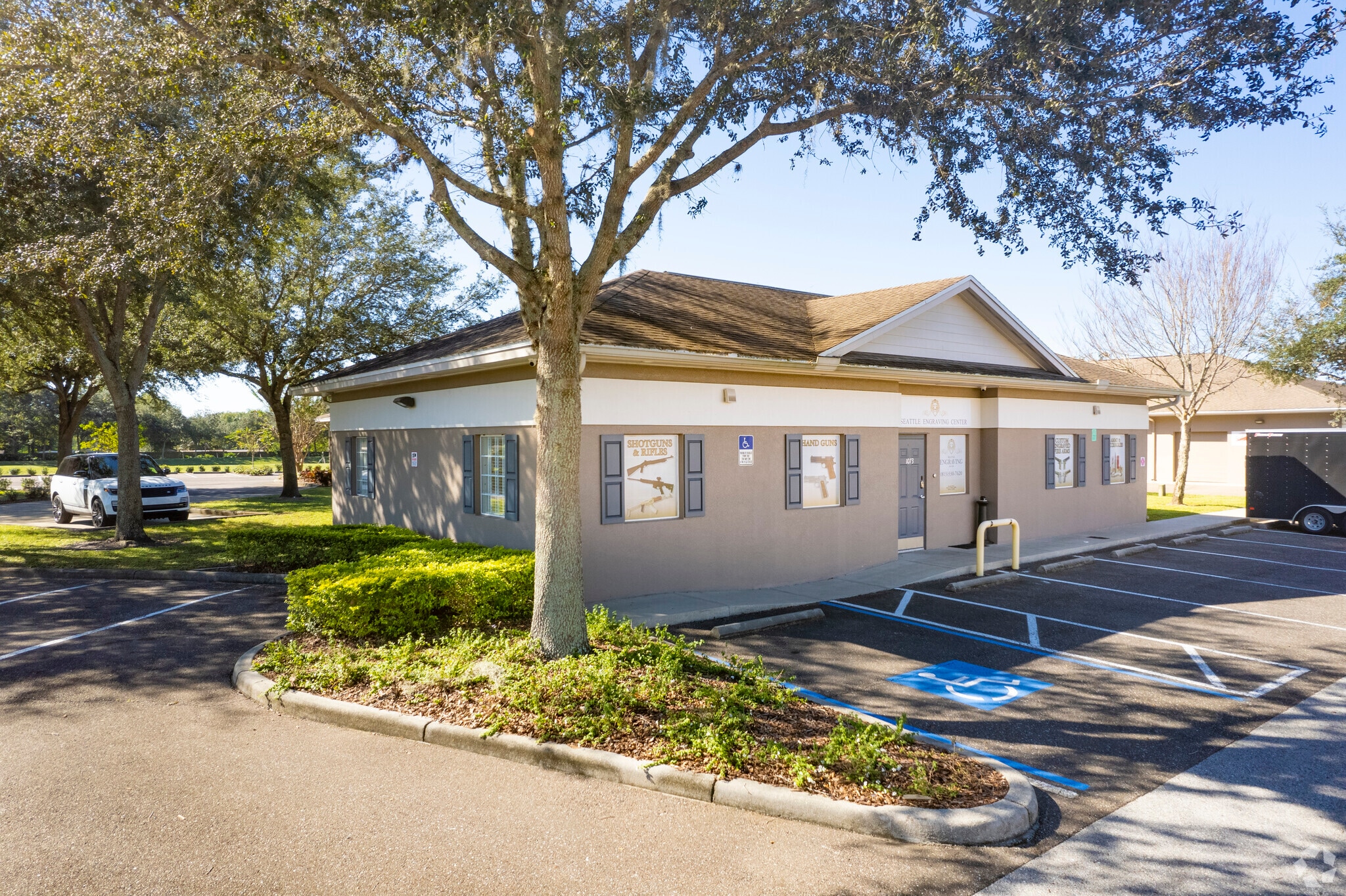 1073 E Brandon Blvd, Brandon, FL for lease Building Photo- Image 1 of 8