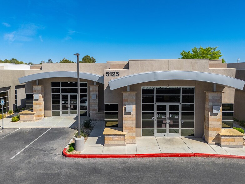 5125 S Durango Dr, Las Vegas, NV à vendre - Photo du bâtiment - Image 2 de 12