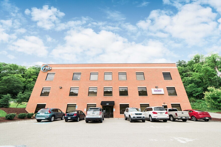 491 E Bruceton Rd, Pleasant Hills, PA à louer - Photo du bâtiment - Image 2 de 4