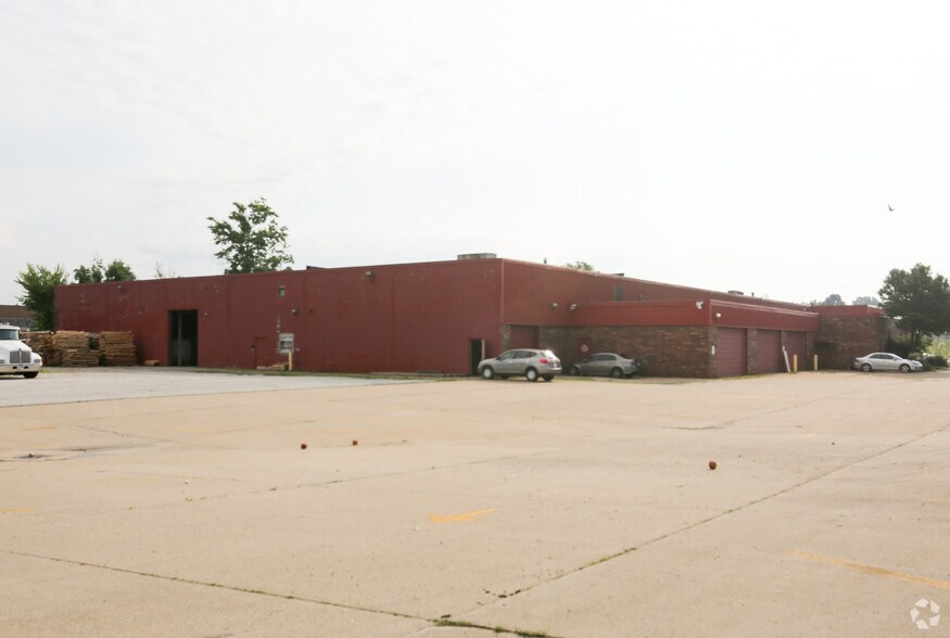 7700 Oak Leaf Rd, Oakwood Village, OH à louer - Photo du bâtiment - Image 3 de 8