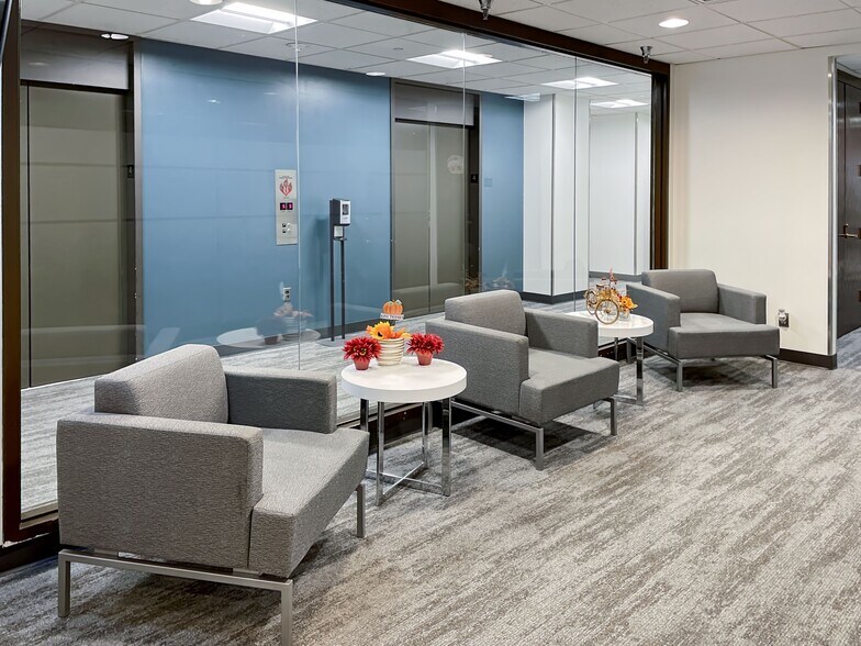 651 Holiday Dr, Pittsburgh, PA à louer - Photo intérieure - Image 3 de 12