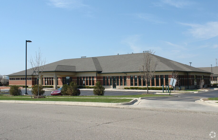 650 Dakota St, Crystal Lake, IL à louer - Photo du bâtiment - Image 3 de 4