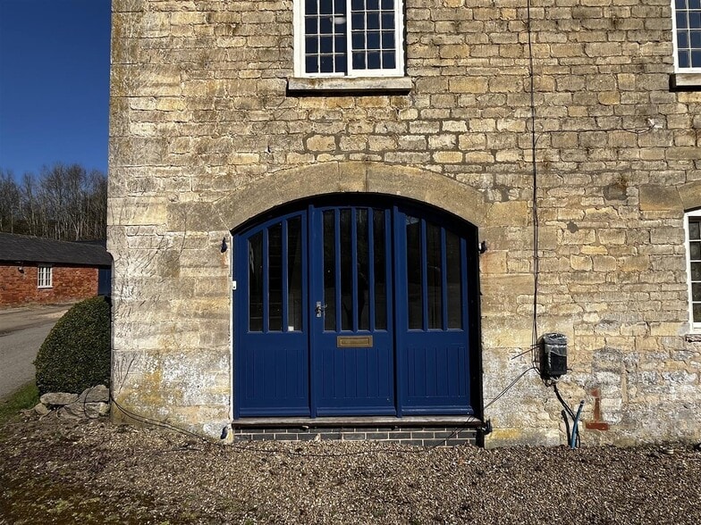 Unit 2, Lakeview, Cringle Lane, Stoke Rochford, Stoke Rochford for lease - Building Photo - Image 2 of 19