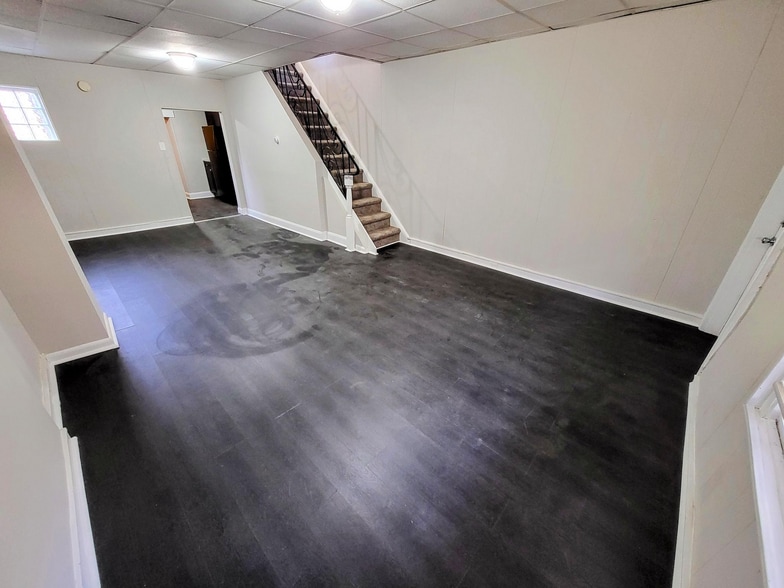 Croskey Portfolio portfolio of 3 properties for sale on LoopNet.ca - Interior Photo - Image 3 of 16