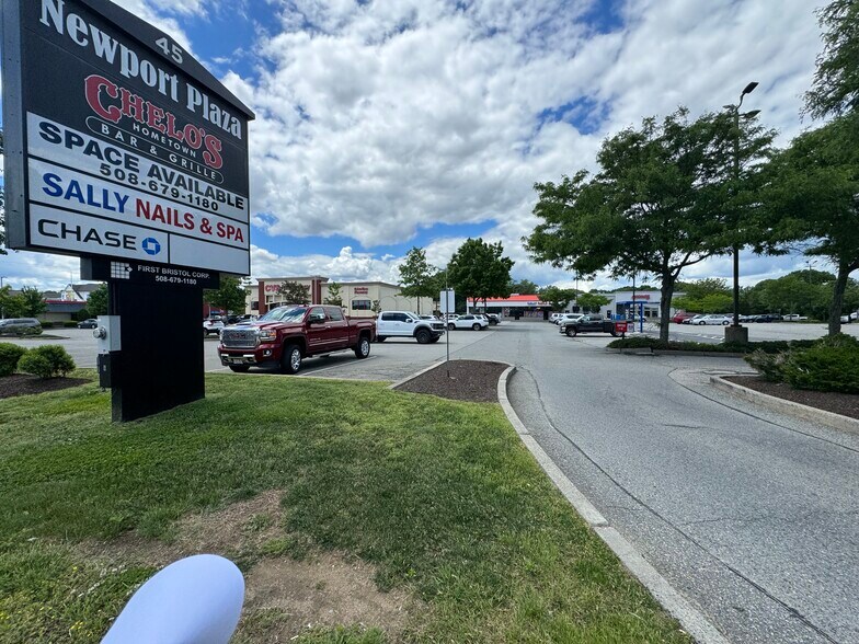 45-63 Newport Ave, East Providence, RI à louer - Photo du bâtiment - Image 3 de 5