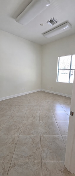 8881 Terrene Ct, Bonita Springs, FL for lease - Interior Photo - Image 2 of 3