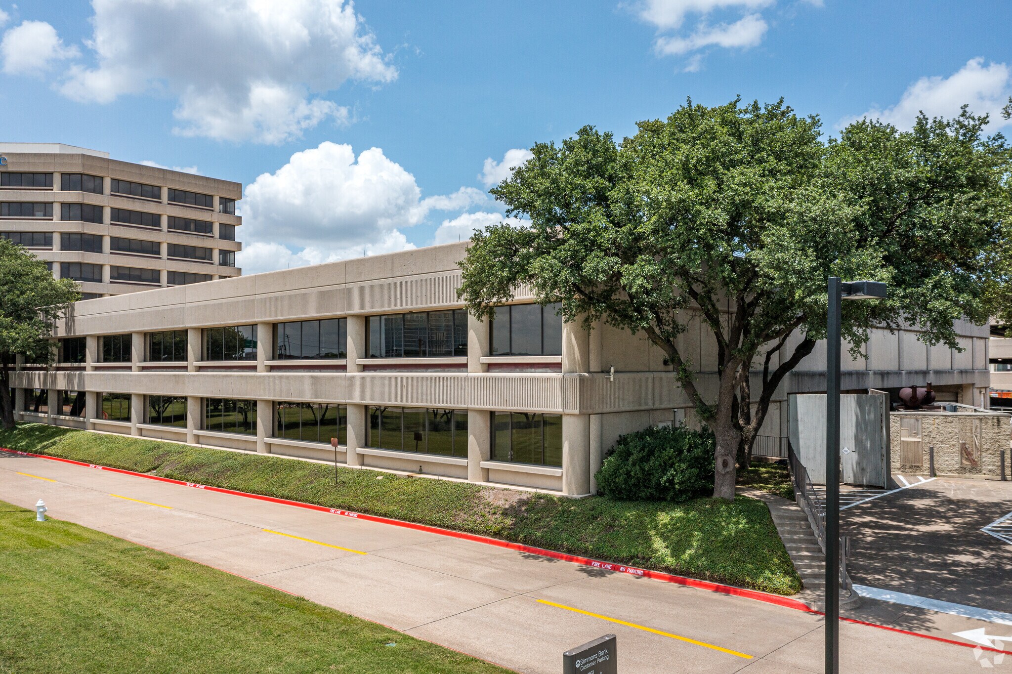 1607 Lyndon B Johnson Fwy, Dallas, TX à louer Photo du bâtiment- Image 1 de 6
