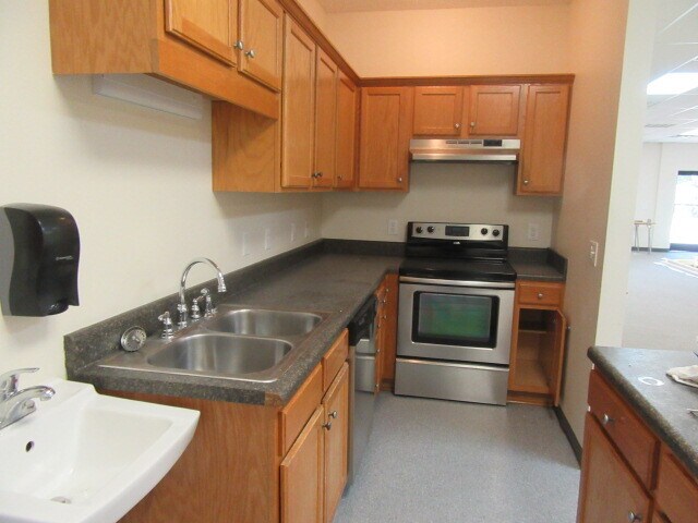 214 McIver St, Sanford, NC à louer - Photo du bâtiment - Image 3 de 8