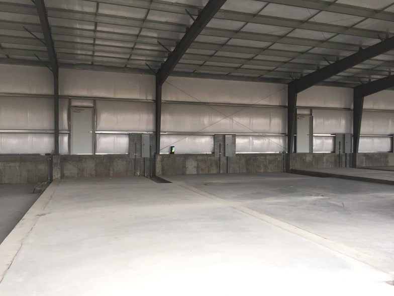 412 Maple Ave, Uncasville, CT for lease - Building Photo - Image 3 of 14