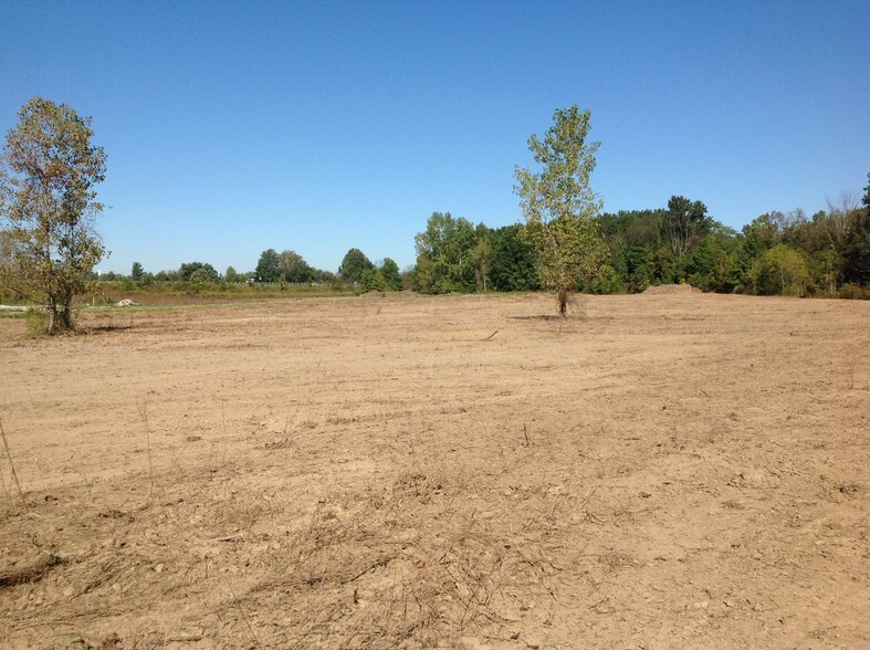 W McCauley Dr, Uhrichsville, OH à vendre - Photo du bâtiment - Image 3 de 4