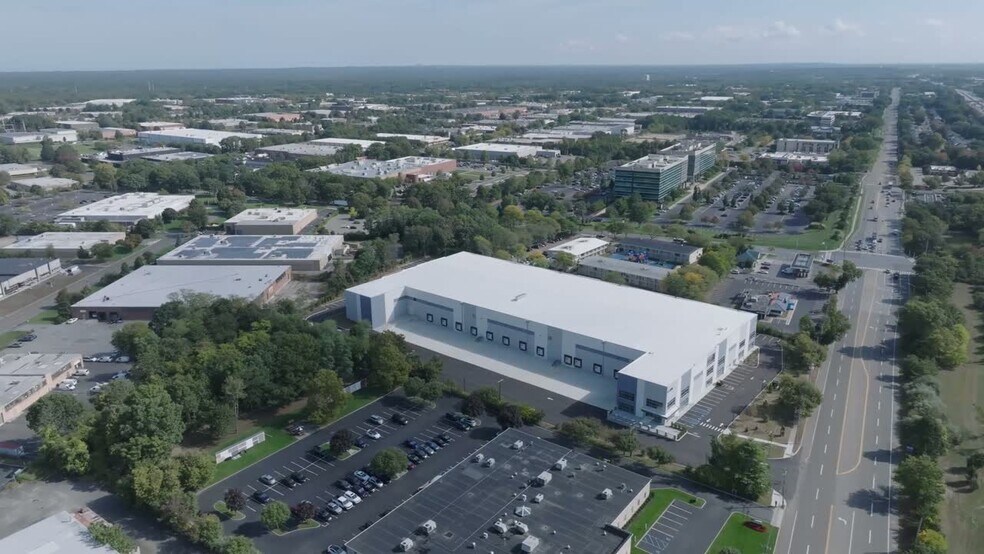 60 Motor Pky, Commack, NY à louer - Vidéo sur l’inscription commerciale - Image 2 de 21