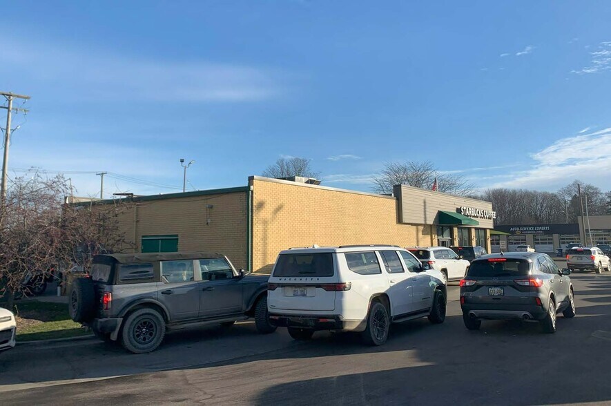 Starbucks and Development Land portfolio of 2 properties for sale on LoopNet.ca - Building Photo - Image 3 of 8