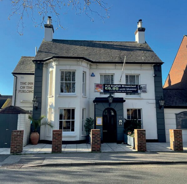 Free of Tie Pub Investments portefeuille de 4 propriétés à vendre sur LoopNet.ca - Photo du bâtiment - Image 1 de 4