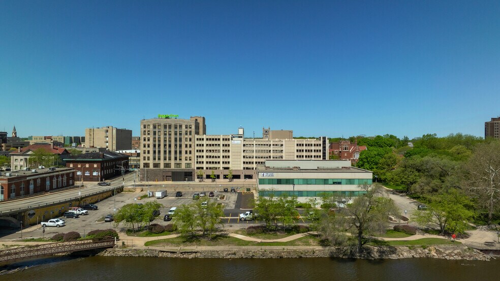 100 Park Ave, Rockford, IL à louer - Photo du bâtiment - Image 3 de 9