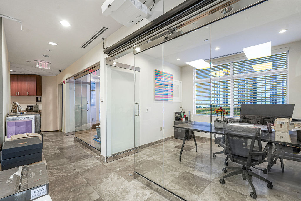 17501 Biscayne Blvd, Aventura, FL 33160 - Unit 5E - - Interior Photo - Image 2 of 10