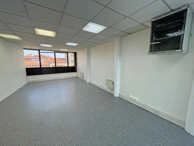 18 Place Roguet, Toulouse for lease - Interior Photo - Image 3 of 4