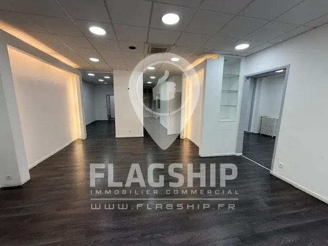 Retail in Paris for lease Interior Photo- Image 1 of 10