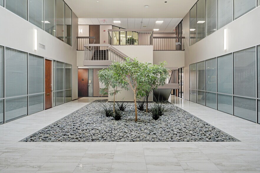 450 N Sam Houston Pky E, Houston, TX à louer - Photo intérieure - Image 1 de 23