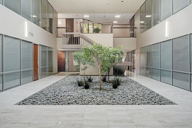 Plus de détails pour 450 N Sam Houston Pky E, Houston, TX - Bureau à louer