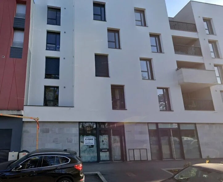 Retail in Décines-Charpieu for lease - Building Photo - Image 1 of 9