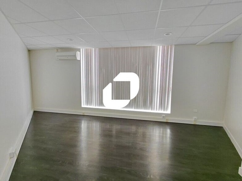 Office in Les Essarts-le-Roi for sale - Interior Photo - Image 3 of 9