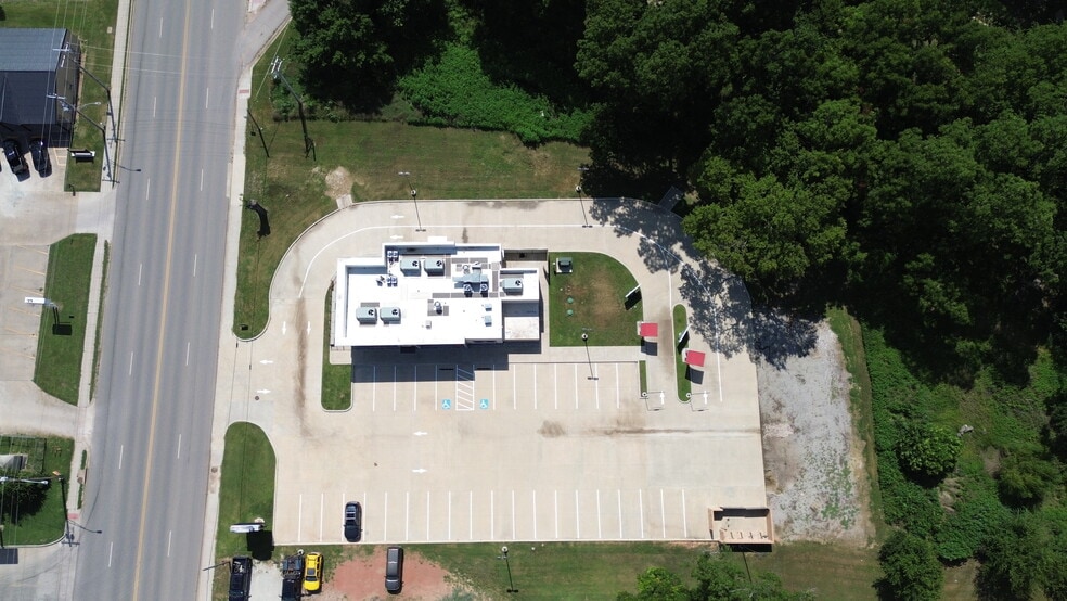 901 E Main St, Tishomingo, OK for lease - Building Photo - Image 2 of 4