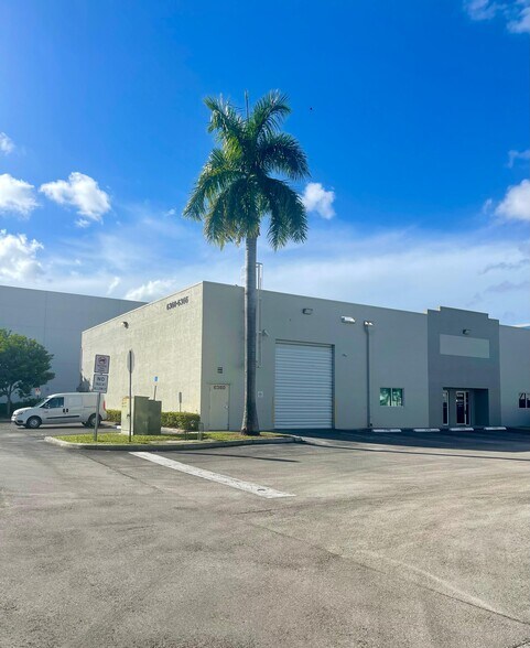 6360 NW 99th Ave, Doral, FL à louer - Photo du bâtiment - Image 1 de 11