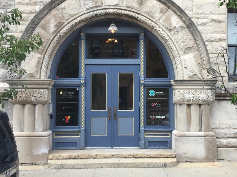 220 E State St, Rockford, IL à louer - Photo du bâtiment - Image 2 de 9