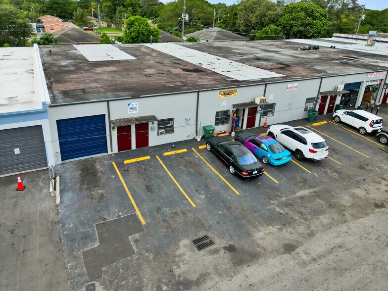 1840-1862 NW 29th St, Oakland Park, FL à louer - Photo du bâtiment - Image 3 de 11