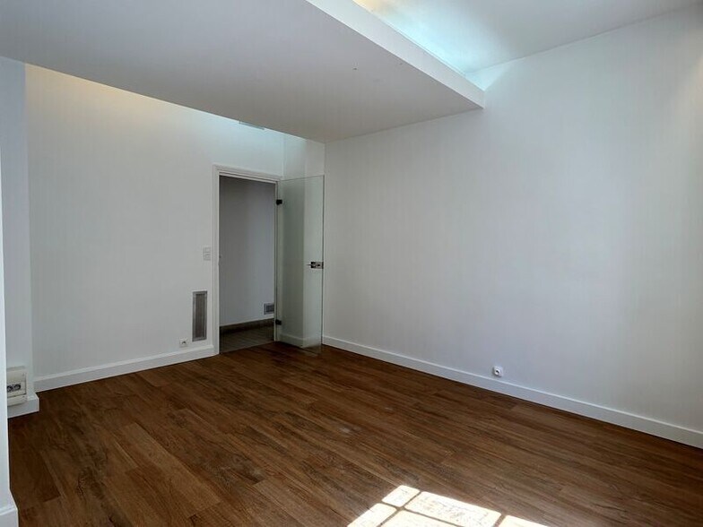 Office in Lyon for lease - Interior Photo - Image 1 of 8